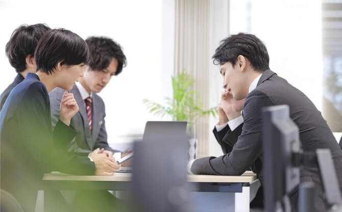 対面で要件定義支援を受けているイメージ