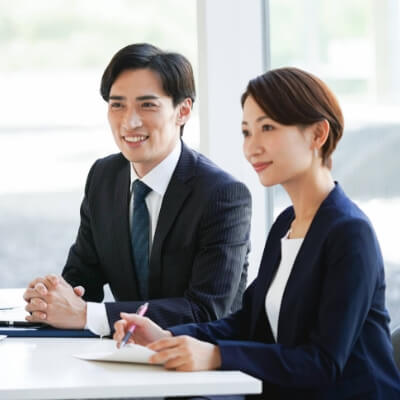 現場を理解して作成された要件定義の説明を受けるイメージ