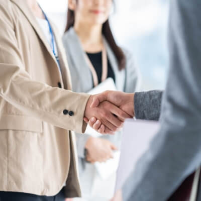 現場目線のバランス設計な要件定義を出しているイメージ