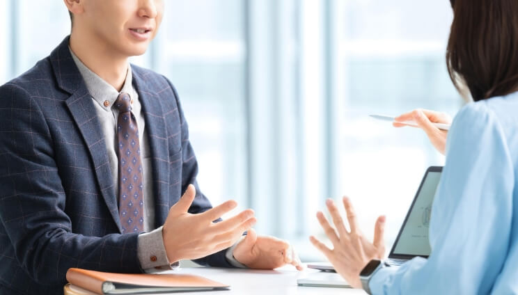 初回相談をしているイメージ