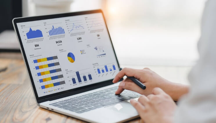 現状の業務を分析しているイメージ