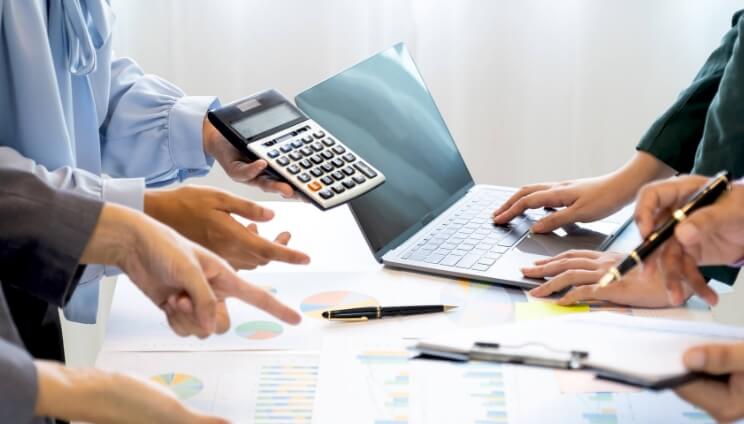 システム化の範囲を打ち合わせで明確にしているイメージ